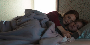 РЕЦЕНЗИЯ НА ФИЛЬМ «ДОЛИНА ЭХА» С СИДНИ СУИНИ И ДЖУЛИАННОЙ МУР