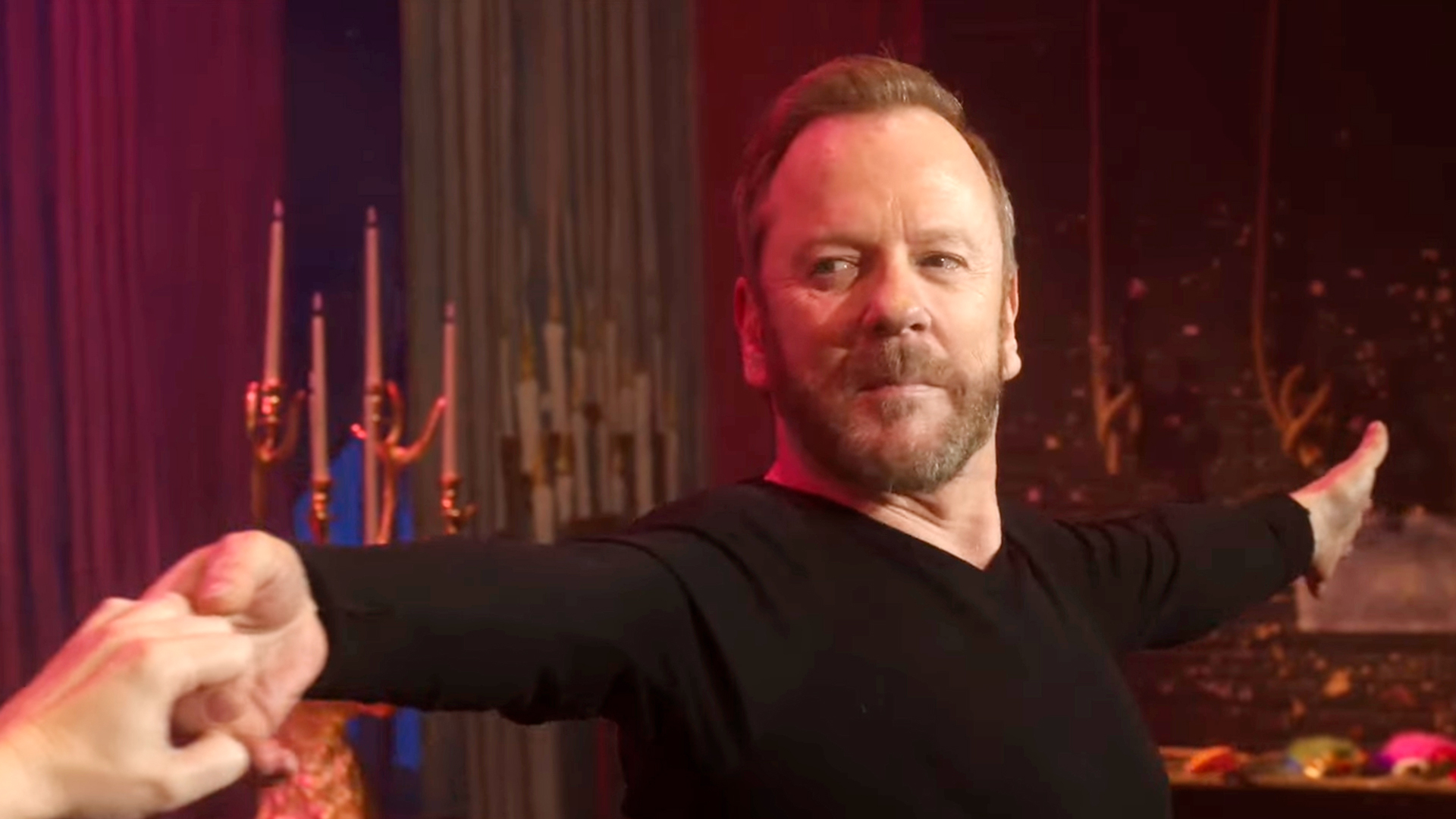 kifer sazerlend v filme gorod mishury 2025