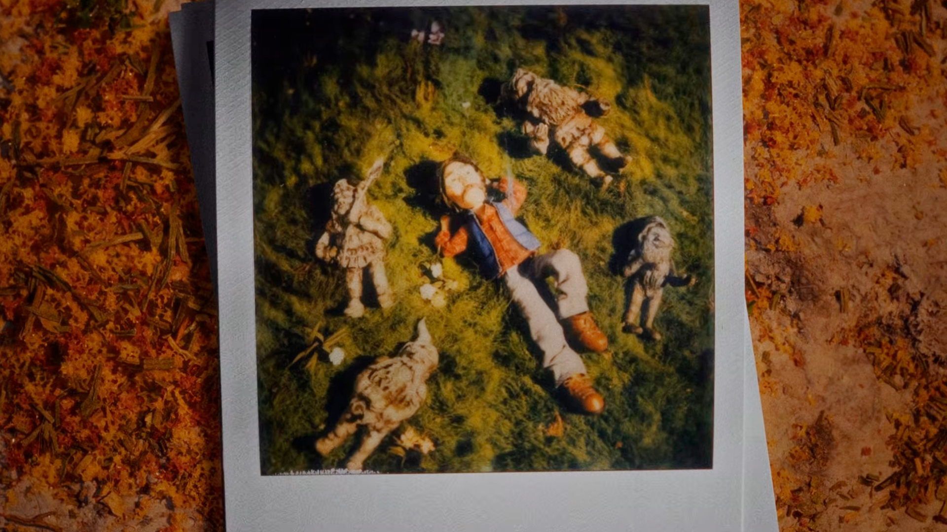 kadr iz klipa give me love give me peace on earth