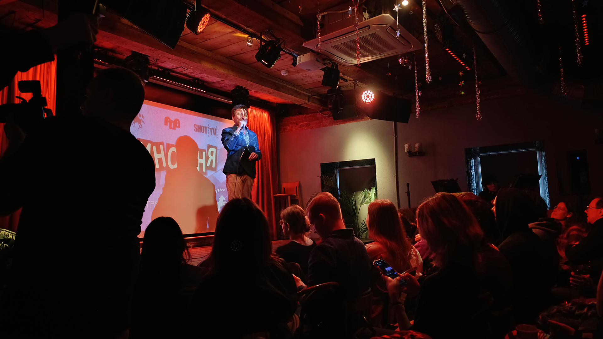 vecher korotkometrazhnogo kino shot tv v bare rovesnik 16.04.2026