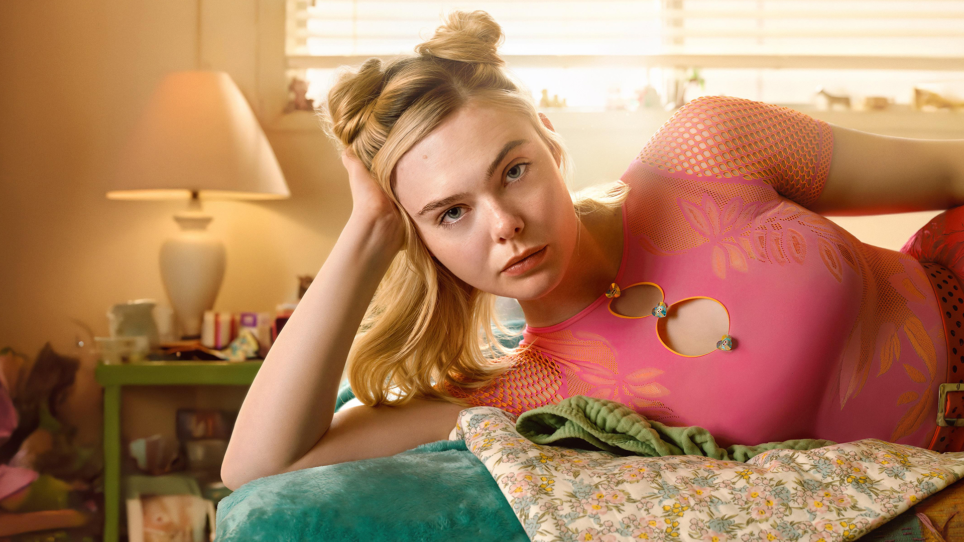 Названы претенденты на премию «Эмми-2026» 1 el fanning v obraze iz seriala u margo problemy s dengami