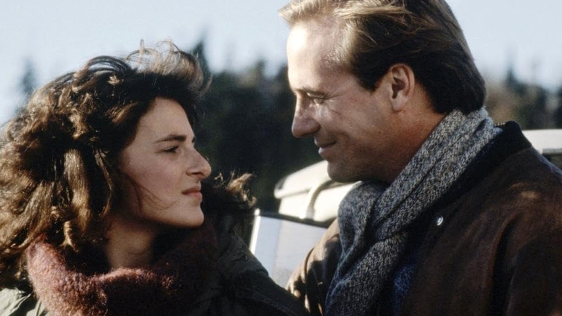 Марли Мэтлин и Уильям Хёрт. Кадр из фильма «Дети тишины» (1986)